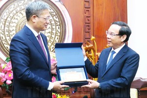 市領導接見中國駐本市新任總領事