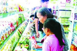 市民在選購食品。