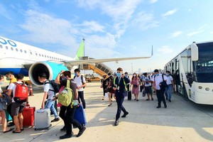 乘客經常接到航班延誤的解釋是因天氣惡劣或技術問題造成。