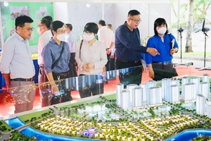 與會代表參觀芽皮縣發展規劃。