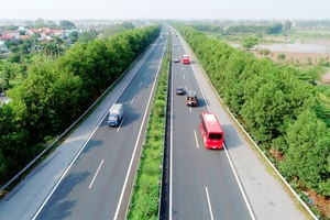 自8月1日，所有高速公路實行全自動收費。