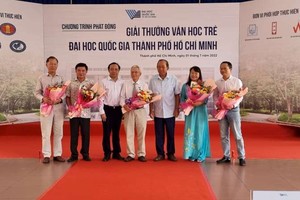 政府原常務副總理張和平（右三）向評委會贈送鮮花。