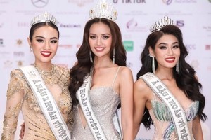 2022年越南環球小姐三甲（左起）：季軍黃范水仙、 冠軍阮氏玉珠和亞軍黎草兒。