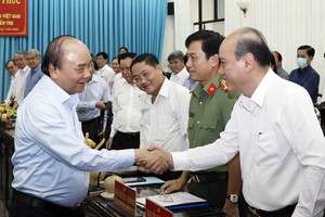 國家主席阮春福與檳椥省領導和代表會晤。