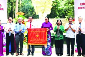 市委書記阮文年向市民政黨機關黨部頒贈市人委會的 傳統錦旗。