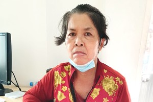 溫惠冰的左手顫抖厲害，腳力虛弱行動困難。