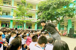 音樂人阮文鐘向小學生傳播兒童音樂。