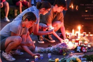 7月5日，在美國伊利諾伊州海蘭帕克市，人們點燃蠟燭悼念“獨立日”槍擊案遇難者。新華社發（喬爾·萊納攝）