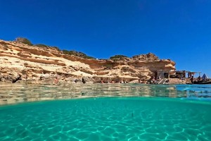 伊比沙島的海水顏色如礦泉水一樣。