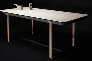 全新智能辦公桌亮相　還能在桌上做飯