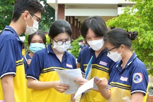 完成考試的考生交換意見。