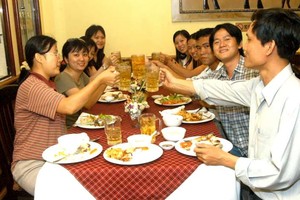 與朋友聚餐時對飲食方面也應加以節制。