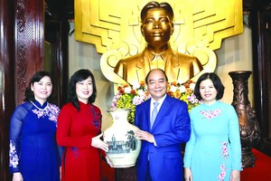 國家主席阮春福向紀念區贈送禮品。