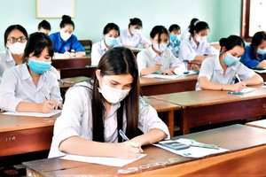 無論上課和下課時，時時刻刻都要戴口罩。