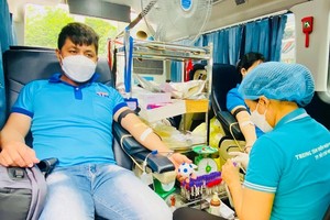 眾多勞動者參加捐血