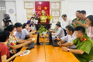 富潤郡第九坊民眾獲公務員指引在電腦上如何使用在線公共服務。