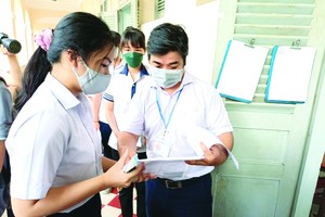 考生在黎鴻鋒學校參加2022-2023學年 十年級入學考試。