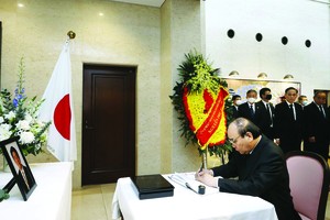 國家主席阮春福在弔唁簿留言。