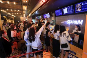 觀眾在電影院購買晚場的電影票。