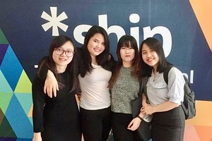 阮氏垂蓉(右一)認為國內工作環境為歸國留學生提供許多機會。