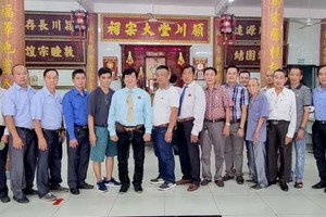 潁川堂陳姚胡虞田大宗祠理事會在秋祭儀式上合照。