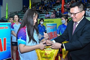 《人民報》社總編輯黎國明向參賽隊伍贈送紀念章。