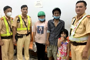 交警助迷路女童尋找家長