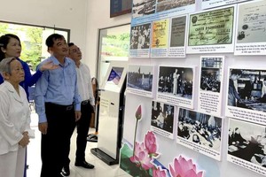 黎氏碧簪老大娘在參觀設於新和供水股份公司的胡志明文化空間時非常感動。