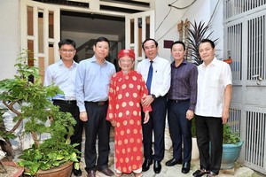 市委書記阮文年與阮廷思研究學者合影。