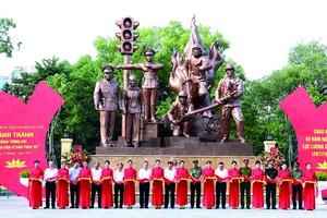 公安部“人民公安為民服務”紀念台落成