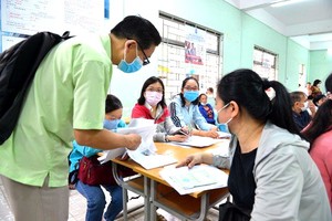 勞工在市就業服務中心辦理失業津貼領取手續。