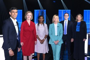 主持人（右三）與5位英國首相候選人在電視辯論合照。