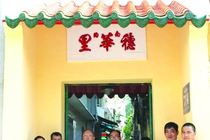 穗城會館理事長盧耀南(右五)和地方 領導慶祝穗華里拱門修葺竣工。