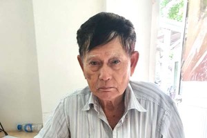 郭金向工作人員講述病情。