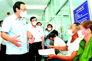 市委書記阮文年親切問候在醫療站民眾。