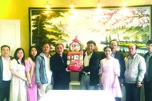 市民族處主任黃文鴻玉(左五)和代表團 向林同省民族處領導贈送禮物。