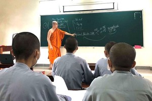 明解法師在玄空寺教授語文課。