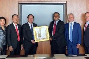 市人委會主席潘文邁與美國商業銀行舉行會議。