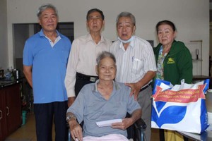 市華人抗戰傳統俱樂部副主任吳運鴻 (左二)和胡秀鳳、黃進、黃中柱拜訪江兆華 (黃波)會員。