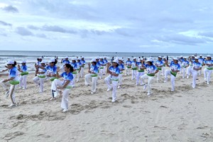 清平養生堂主要成員在晨曦時分舞著太極拳。