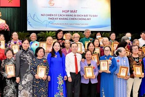 國家副主席武氏映春、市委副書記 阮文孝與革命女戰士合影。