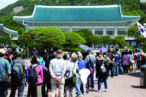 在青瓦台主樓前，市民排隊等候入場觀覽。