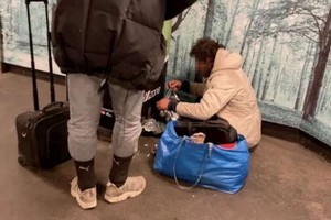 “癮君子”買了毒品直接在地鐵站地上用錫箔紙開吸。