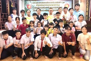 勝義龍獅團各位理事與領取獎助學金子弟留影。