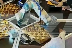 俄羅斯1名男童在與AI機器人下棋時，疑似因為動作過快，遭到機器人襲擊、手指骨折。（圖／翻攝自推特）