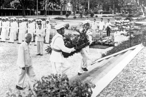 胡伯伯在烈士陵墓敬獻花圈。（資料圖）