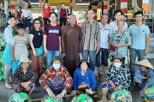 第十郡永安堂主持人何金蓮及豐生與眾友贈送禮物。