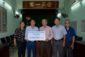 崇正會館理事會代表向本報移交 一千萬元贈款。