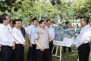 政府總理范明政視察守德市安富交通樞紐建設工地。