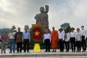 市民族處代表團在越南英雄母親紀念台前敬獻鮮花。